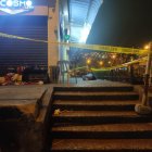 El cuerpo del extranjero quedó en la vereda, mientras que el cuidador  de carros (foto) Jhonny Rosero, encima de las cajas de madera donde dormía.