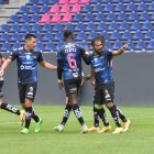 Junior Sornoza (d) fue la figura de los rayados al marcar el doblete para imponerse sobre Delfín, en el estadio Banco Guayaquil.