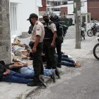 Los sospechosos intentaron huir a pie por varias direcciones, pero fueron detenidos por los agentes.