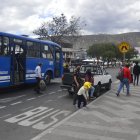 Transeúntes y comerciantes de San Antonio reconocen al hombre del tumor. Dicen que en la mañana casi no se puede ni mover.