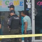 El sospechoso quedó inerte en la acera del establecimiento.