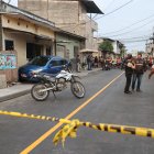 El sitio fue acordonado mientras los policías recababan los indicios correspondientes a este caso.