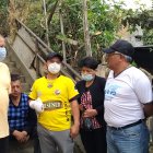 Édgar Jiménez (mano vendada) dice que el apoyo de los vecinos fue importante para que el delincuente no le hiciera más daño.