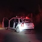 Los agentes fueron recibidos a bala cuando investigaban el robo de una motocicleta. Dos policías resultaron heridos.