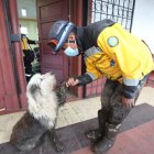 Christian Rivera rescató al can hace 27 años. El perrito estaba atropellado y, luego de meditarlo, decidió adoptarlo.
