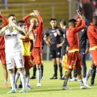 Los jugadores de Aucas agradecieron el apoyo de su hinchada, que llegó de manera masiva al estadio Gonzalo Pozo Ripalda.