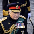 El rey Carlos III, su primogénito, junto con la princesa Ana, el príncipe Andrés y el príncipe Eduardo, se mantuvieron en pie, en silencio, alrededor del ataúd durante unos diez minutos.