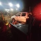 El cuerpo sin vida de Marcelo Cevallos quedó junto a su vehículo, en el cual se disponía a regresar a su domicilio, junto con su pareja sentimental.