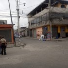 El sujeto, de 34 años, habría estado sentado en una esquina del sector al momento del tiroteo. Una vecina comentó que este ya “estaba advertido”.