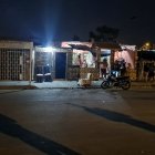 Las víctimas del ataque estaban bebiendo en los exteriores de esta vivienda.