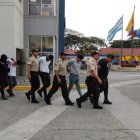 Los cinco detenidos fueron trasladados hasta las instalaciones del cuartel Modelo, en el norte de Guayaquil.