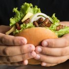 Tailandia: Restaurante de Bangkok ofrece hamburguesas con grillos