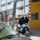 La mujer se lanzó desde la terraza del hotel y aterrizó sobre un vehículo.