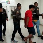 En el operativo se detuvo a cuatro personas, dos con antecedentes penales y una menor de edad.