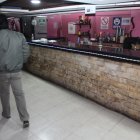 Los balazos destrozaron la pared del bar del centro de diversión.