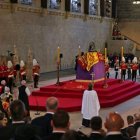 Miles de personas dan su último adiós a Isabel II en Westminster