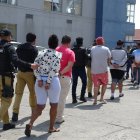 Los sospechosos fueron presentados en rueda de prensa, realizada en la dependencia policial.