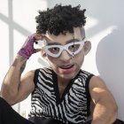 Arriésgate a usar prendas femeninas para complementar tu look del "conejo malo"