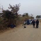 Agentes policiales realizaron una inspección alrededor del sitio donde hallaron el cuerpo.