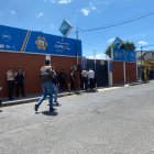 Al lugar llegó la Policía para recoger indicios del hecho. En la puerta había sangre.