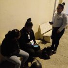 La madrugada de ayer, los familiares de una de las víctimas retiraron cadáver.