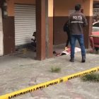 Dos sujetos en moto se estacionaron frente al puesto de Aníbal Fajardo, pidieron una guatita y uno de ellos le disparó.