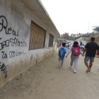 En este imagen se puede observar que en las paredes de la escuela se leen los alias de criminales y que para evitar el contacto con delincuentes, cerraron ventanales. Por eso, algunos padres ya no dejan solos a sus hijos.