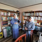 Ellas cuentan que uno de los implicados fue sorprendido robando dentro de una biblioteca.