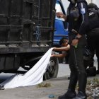 El último caso se suscitó en la vía a Daule. El fallecido quedó debajo de un camión.