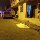 En el exterior de la casa, ubicada en la calle 4 de Diciembre, quedó el cuerpo de Rosa Dueñas. Moradores dicen que oyeron como 10 tiros.
