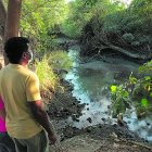 Una pareja se acercó al canal a tomar el ‘fresco’, pero se topó con el ‘tufo tóxico’.