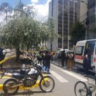Los usuarios lo acusaron de haber invadido la vía a velocidad. Un ciclista y el acompañante del uniformado resultaron heridos.