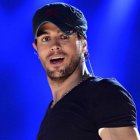 Enrique Iglesias no se hizo rogar y correspondió el beso con pasión