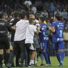 Desde el inicio del cotejo, los hinchas y jugadores fueron protagonistas de incidentes.