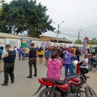 Los policías llegaron al sitio para darle seguridad a la población estudiantil.