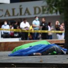 El cuerpo del fiscal Édgar Edmundo Escobar Zambrano quedó sobre la calzada, junto a un árbol y en el interior de la Plaza La Merced.  Agonizó varios minutos.