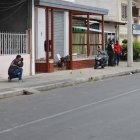 La víctima tenía una maleta con varias pertenencias que fueron fijadas por los agentes.