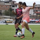 Danna Pacheco (i) y Ámbar Torres durante la primera final de la Superliga femenina que se disputó en el estadio de Sangolquí.