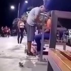 Los Ríos: Hombre golpea a una mujer en pleno malecón de Vinces (y nadie hace nada)