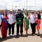 Camila Jaramillo (c), reina de la liga Argelia Alta, junto a su corte de honor y dirigentes durante la inauguración del campeonato.