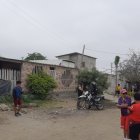 La víctima estaba acompañado por un amigo, quien resultó gravemente herido.