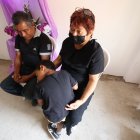 Santiago pone su cabecita en el cofre donde reposan los restos de su mamá.