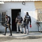 El cadáver quedó dentro de la casa y junto a la refrigeradora. Policía llegó al lugar.