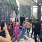 La cantante aprovechó y se tomó fotitos con el público.