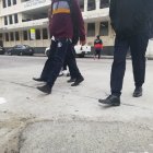 Estudiante recibió un impacto de bala por resistirse al robo de su celular.