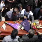 Cientos de personas acudieron a despedir a María Belén Bernal.