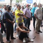 Las personas aprovecharon la hora del almuerzo para ver el partido de Ecuador.