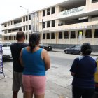 Por la inseguridad que se vive en la urbe, desde antes de que salgan los chicos de clases, sus padres los esperan afuera del plantel.