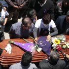 Elizabeth Otavalo, madre de María Belén, se despidió de ella en el funeral. Le prometió seguir en su lucha de conseguir justicia.