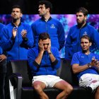 Roger Federer (i) jugó junto a Rafael Nadal en su partido de despedida.